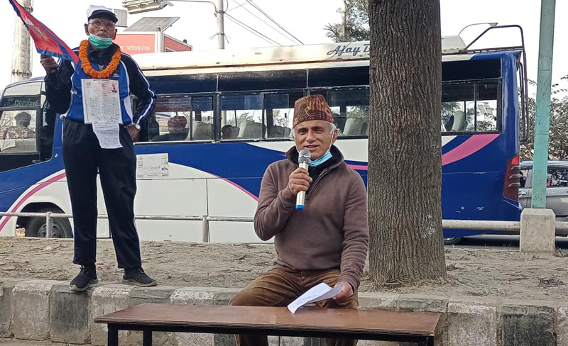 दुर्गम गाउँमा पुगेर बिरामीको उपचारमा खटिए डा. केसी