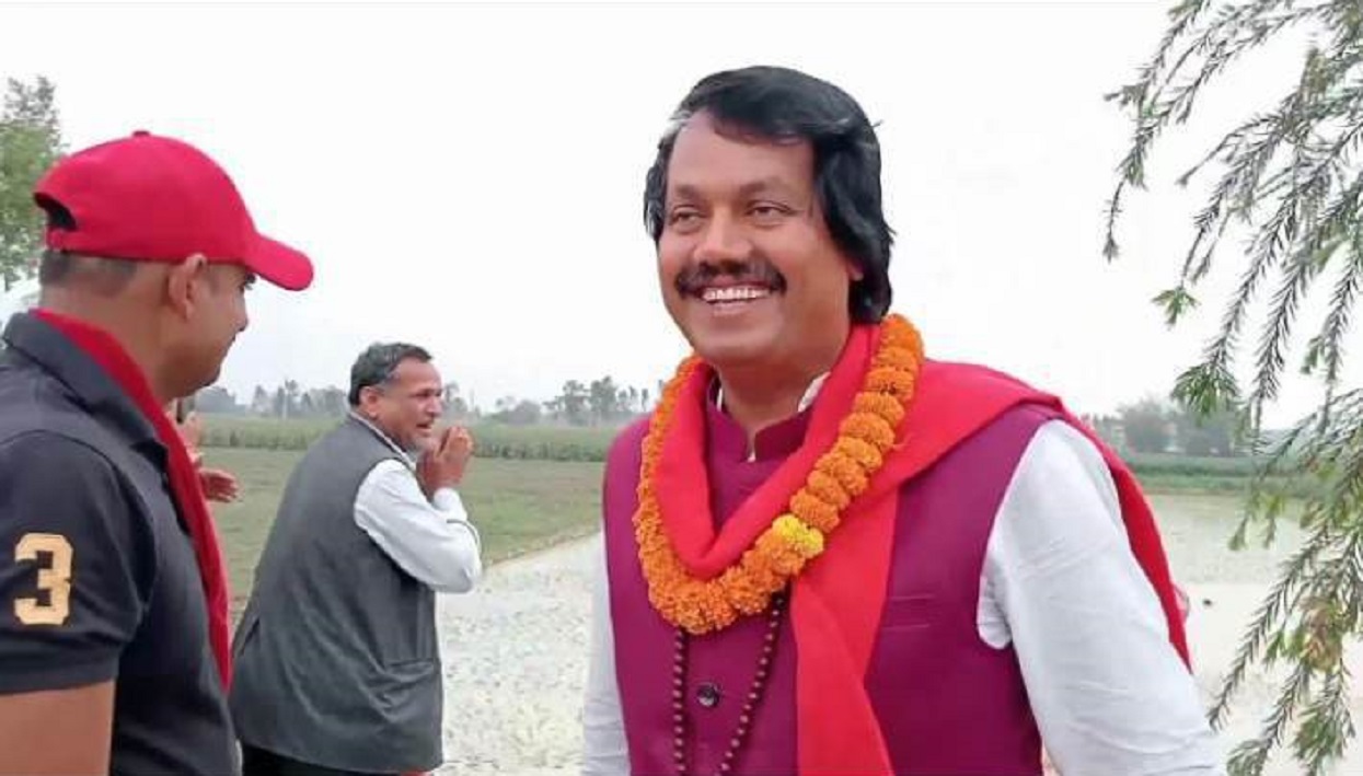 बारा २ मा जनमतका कुशवाहाको घरदैलो सुरु, धान खेतमा पुगेर किसानसँग मागे भोट
