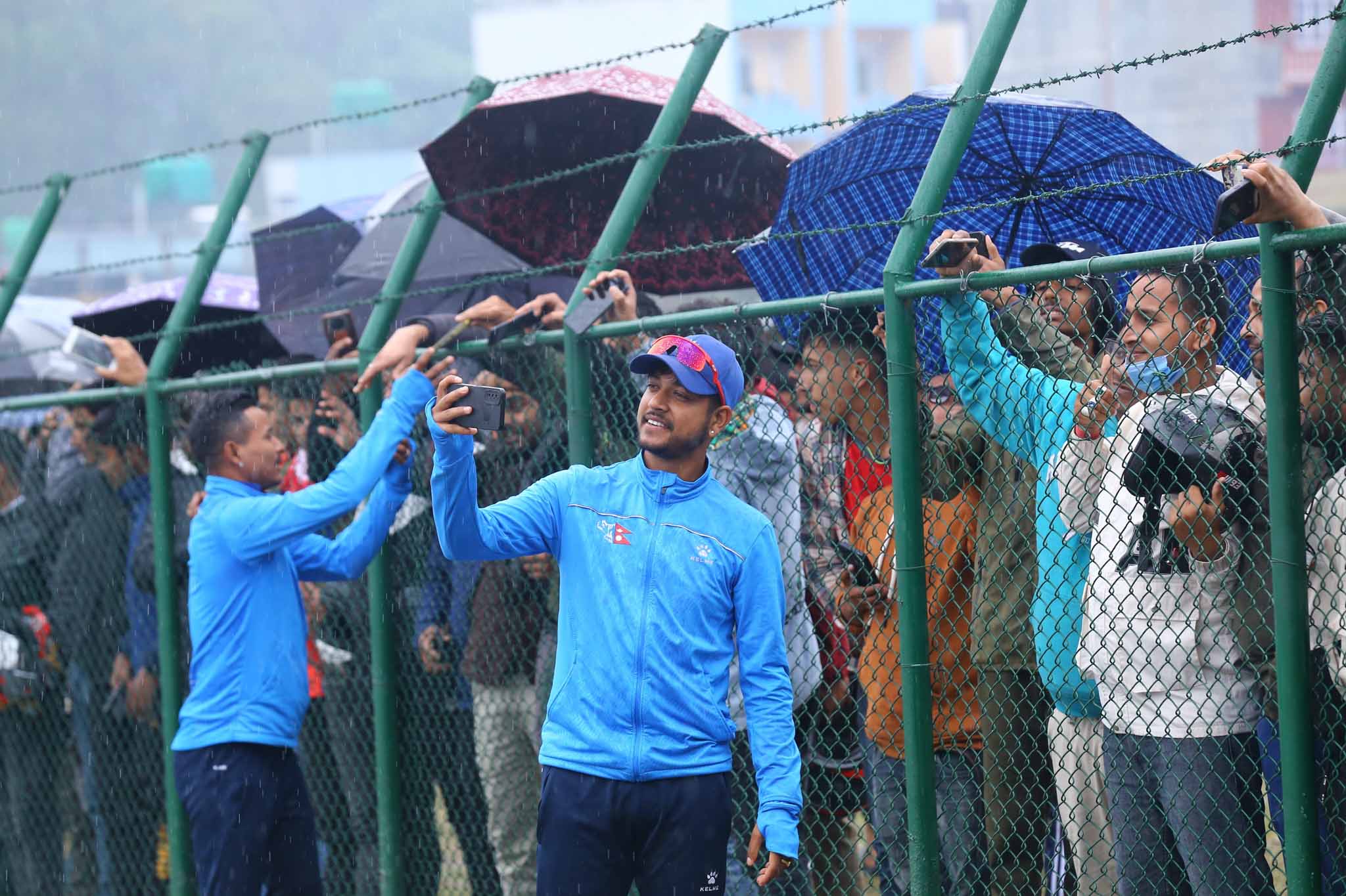 वर्षाका कारण खेल रद्ध भएपछि नेपाली खेलाडी क्रिकेट प्रेमीहरुसँग सेल्फी लिँदै