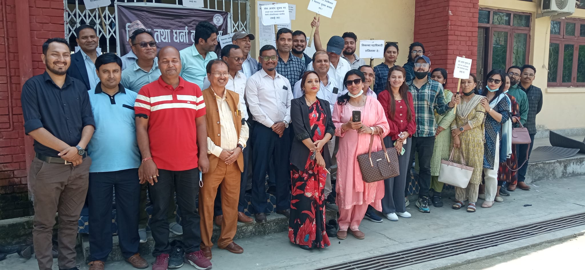विना सर्त खुल्यो पूर्वाञ्चल विश्वविद्यालय प्राध्यापक संघको तालाबन्दी