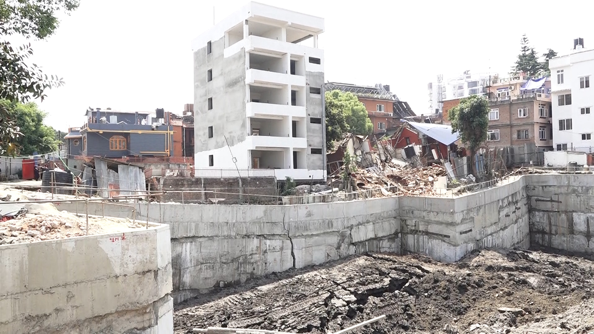ललितपुरमा समिट अपार्टमेन्ट बनाउने क्रममा घरहरू भासिएपछि…(तस्बिरसहित)