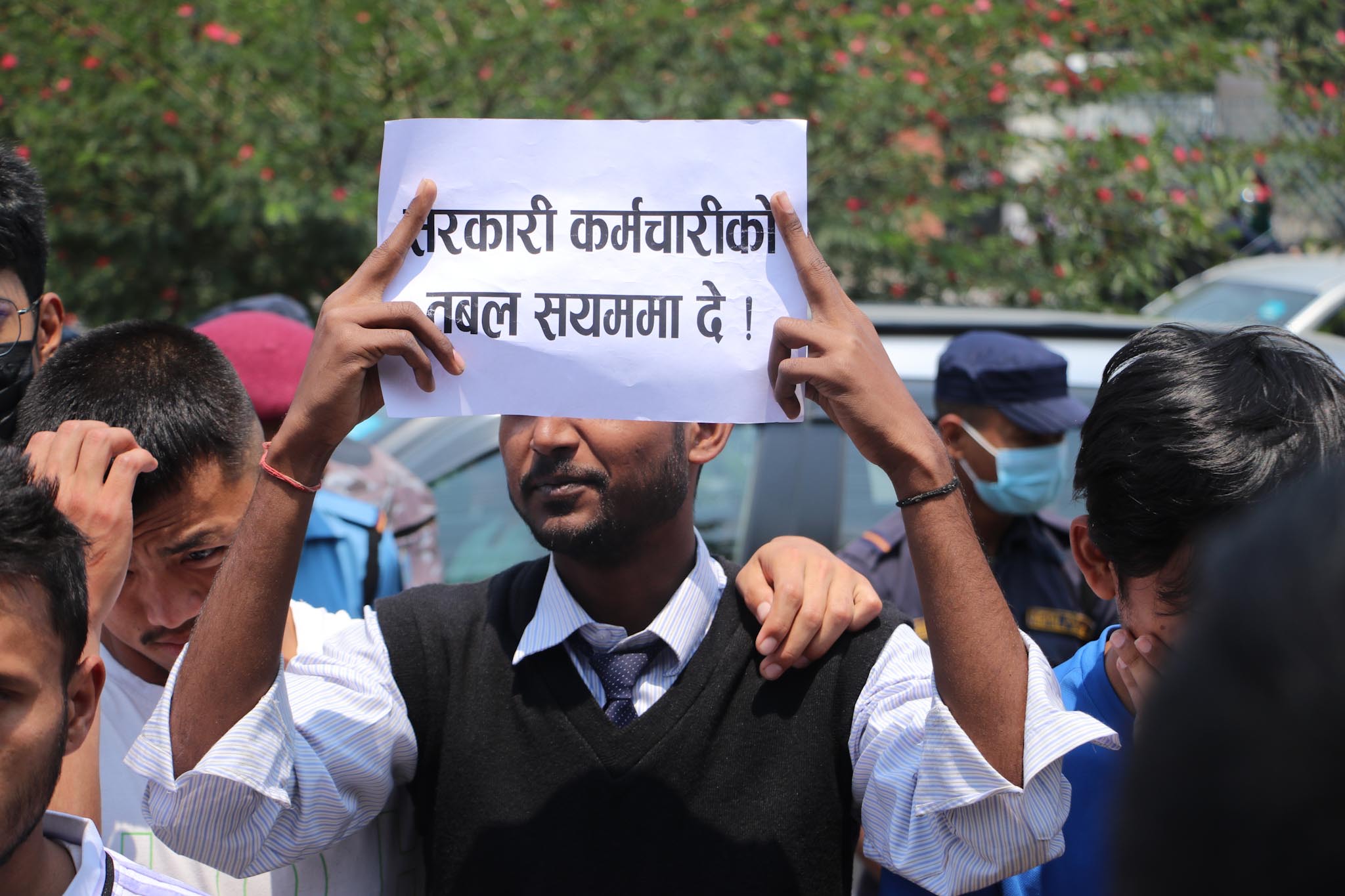 सरकारले अयोग्य लडाकुलाई रकम बाँड्न लागेको विरोधमा अनेरास्ववियुको प्रदर्शन (तस्बिरहरु)