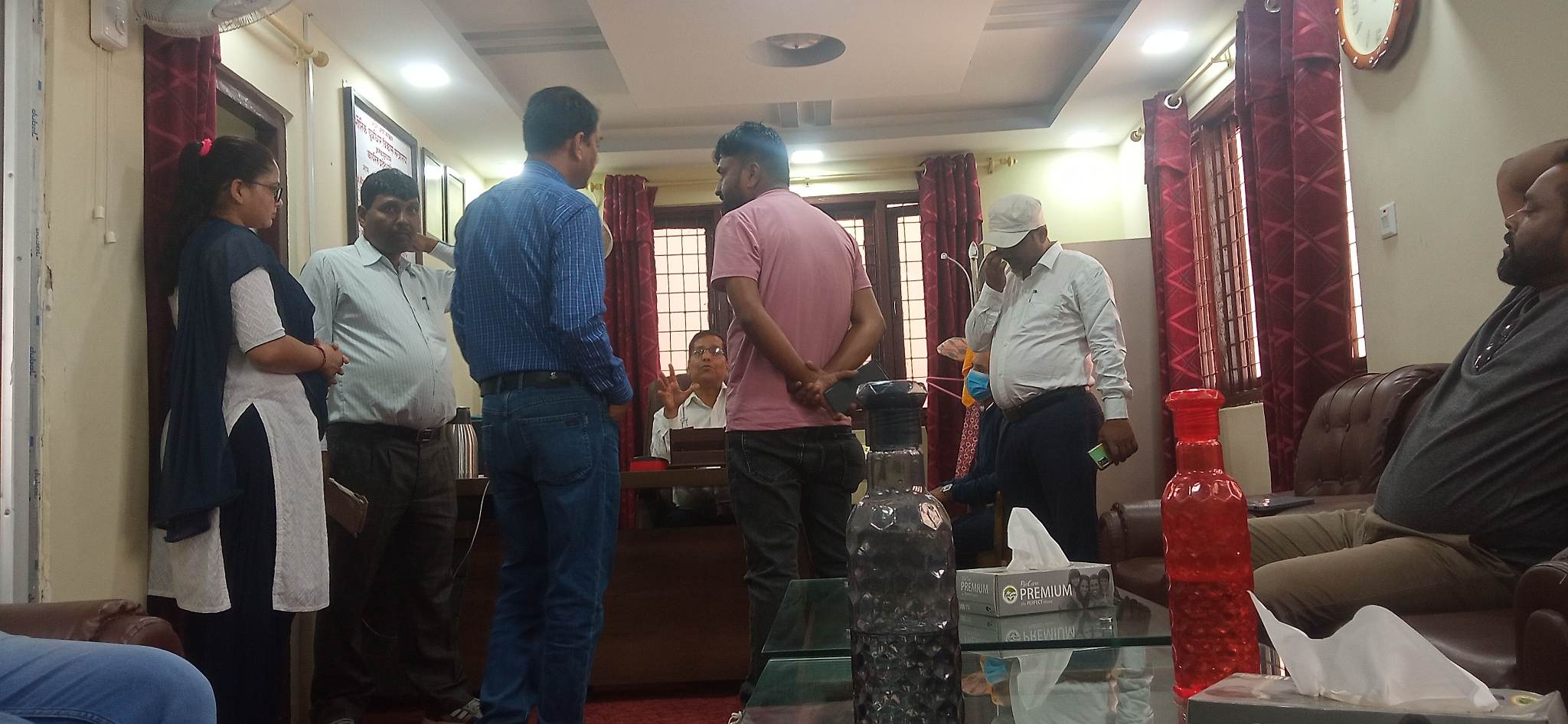 भुक्तानी नपाएपछि निर्माण व्यवसायीले घेरे अर्थ मन्त्री, बन्यो मन्त्रीपरिषद् बैठकको एजेन्डा