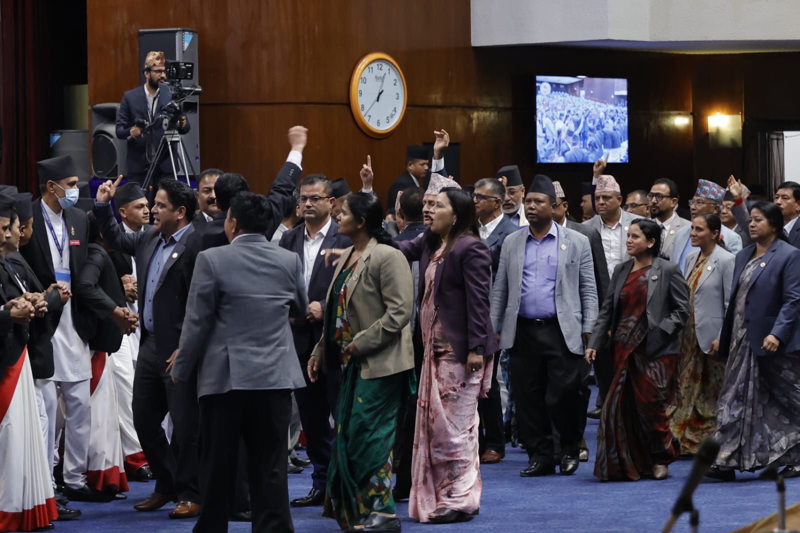 एमालेको अवरोधपछि प्रतिनिधिसभा बैठक २० मिनेटका लागि स्थगित (तस्बिरसहित)