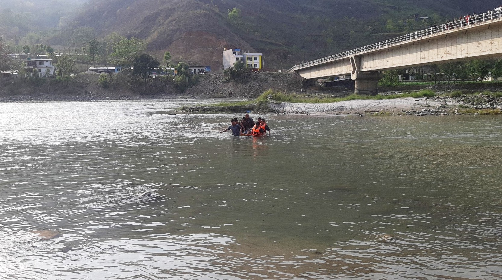 पुलबाट तामाकोशीमा हामफाली आत्महत्या प्रयास गरेका व्यक्तिकाे सशस्त्रले गर्यो जिवितै उद्धार