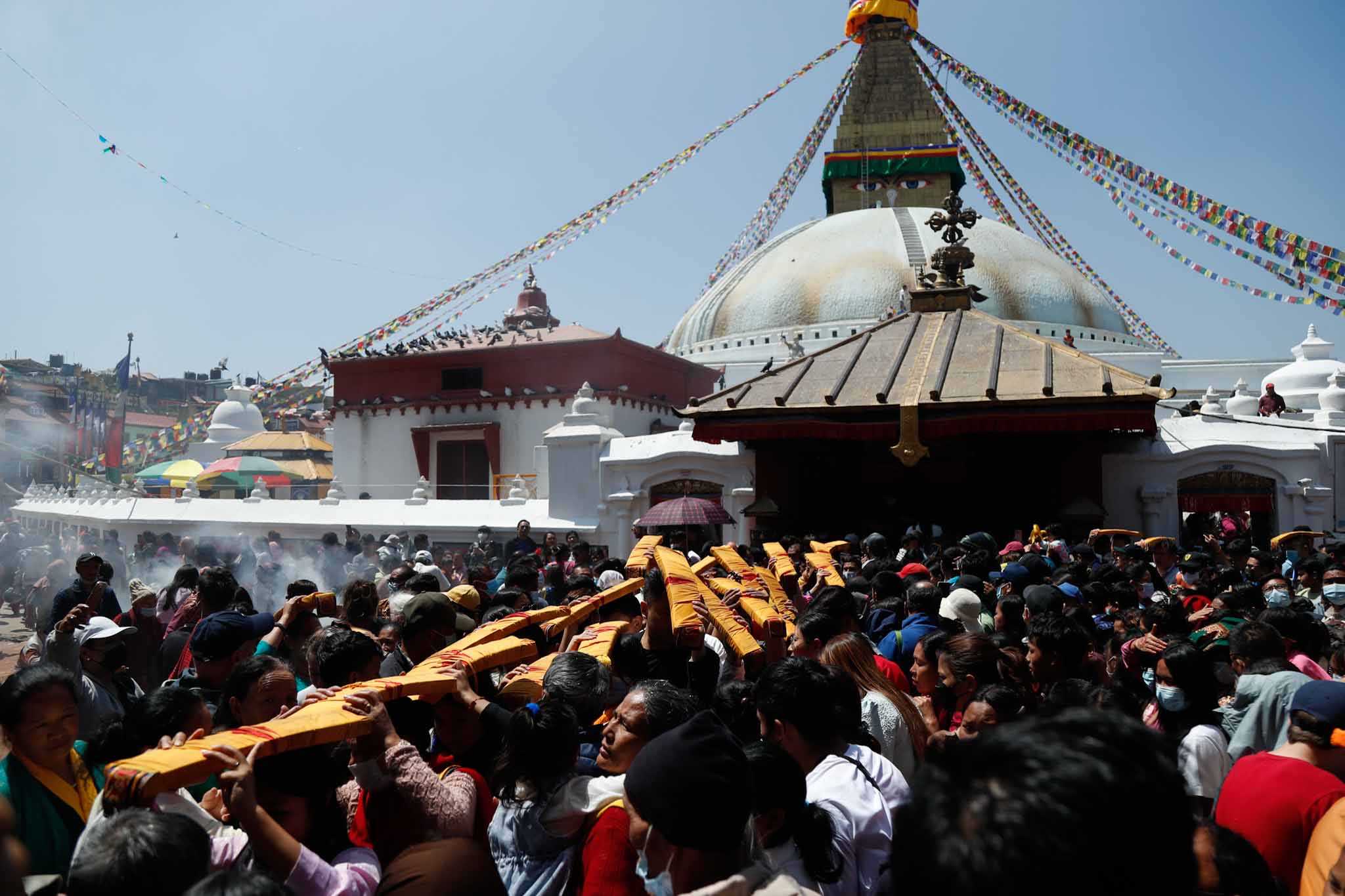 बौद्ध तीर्थस्थलमा दर्शनार्थीको घुइँचो (तस्बिरहरू)