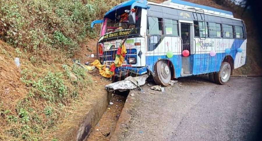 जन्ती बोकेको बस नालीमा पुग्यो…