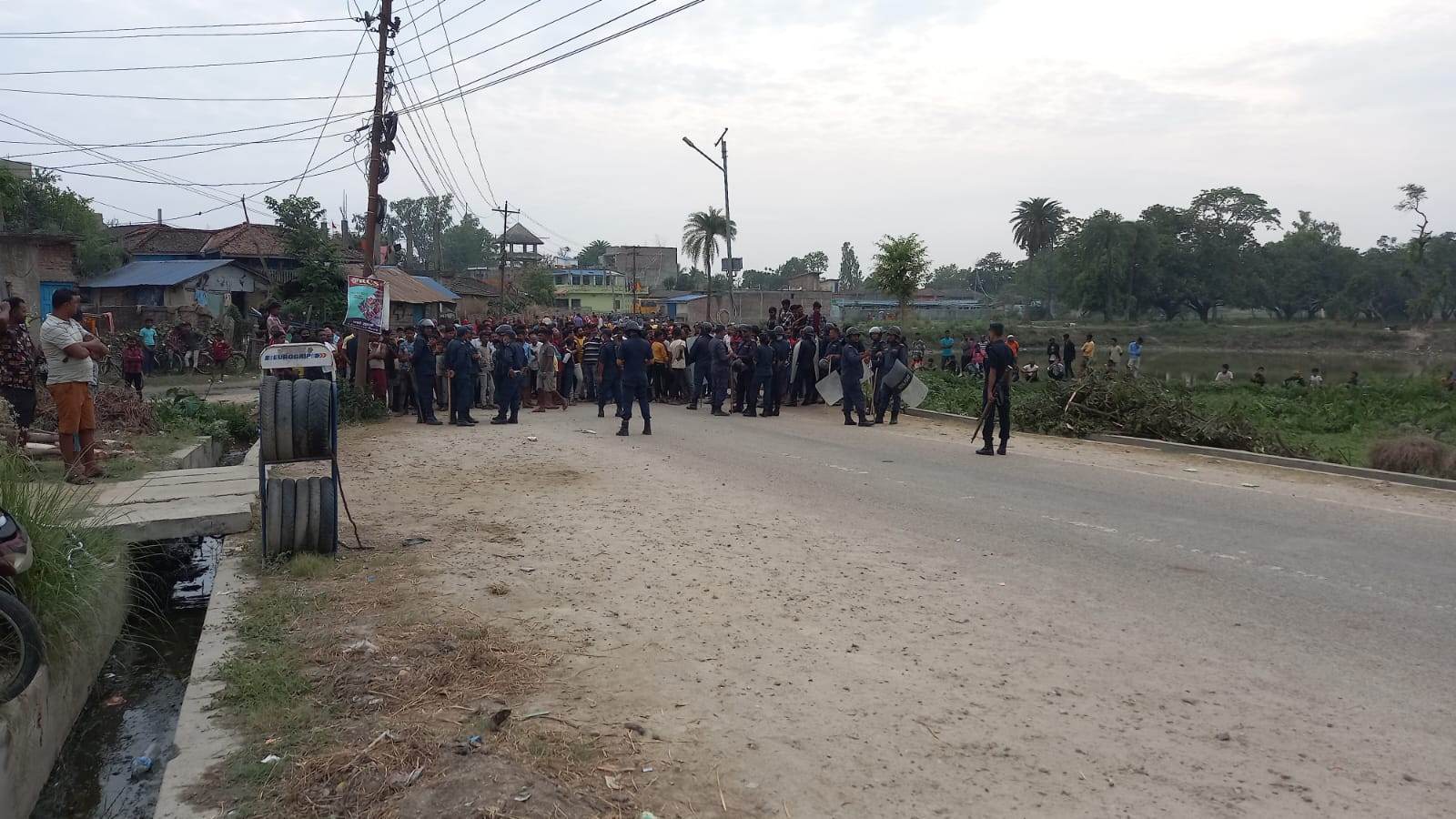 धनुषामा टिपरको ठक्करबाट बालकको मृत्यु : अवस्था तनावग्रस्त, प्रहरीद्वारा हवाई फायर