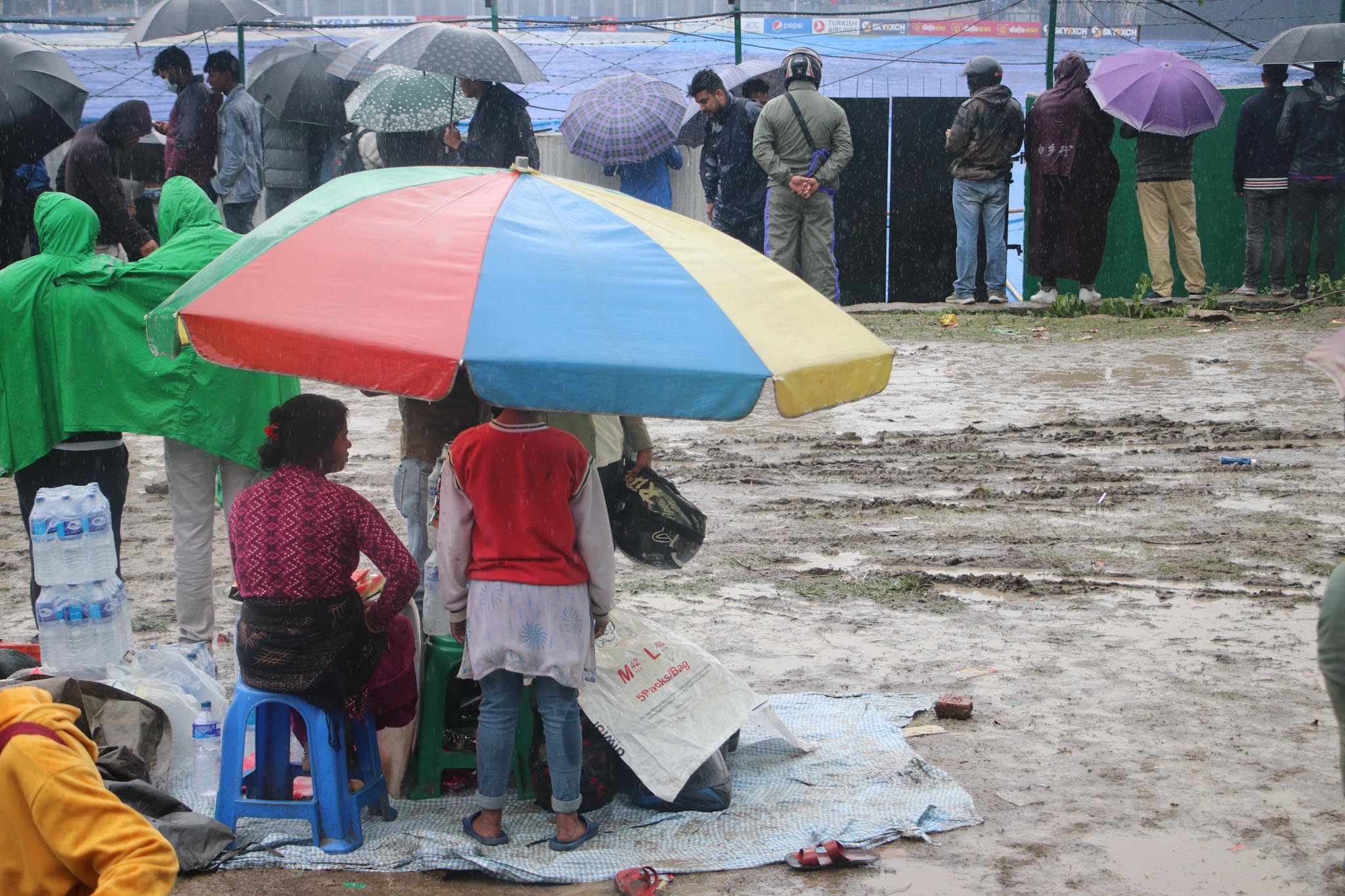 मजदुर दिवस : त्रिवि क्रिकेट मैदानका श्रमिक झरीमा रूझ्दै श्रम गर्दै (तस्बिरहरु)