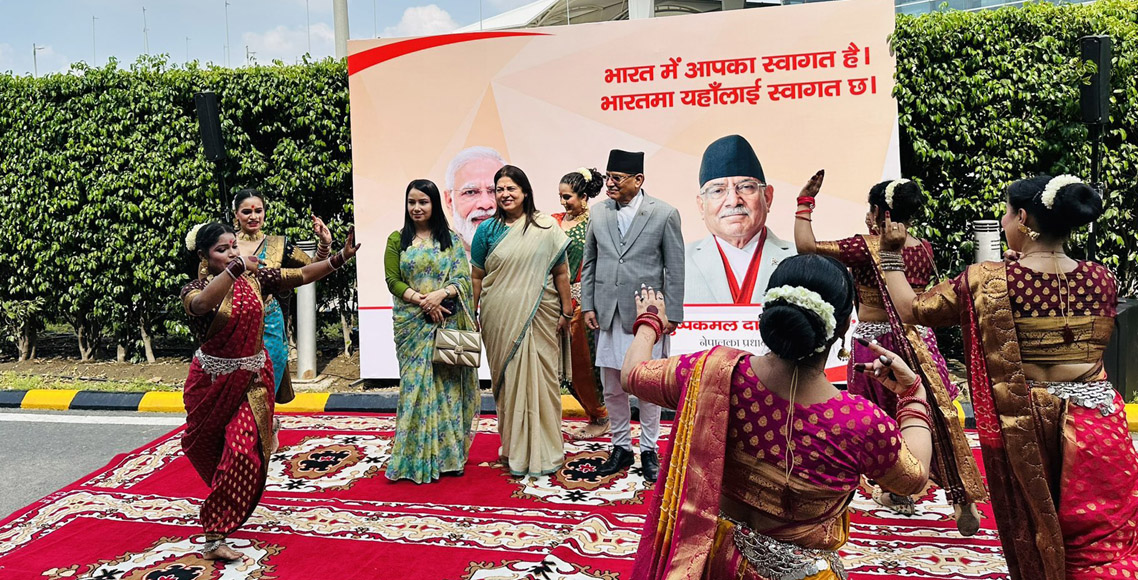 प्रधानमन्त्री प्रचण्ड दिल्लीमा, राज्यमन्त्री लेखीले गरिन् स्वागत