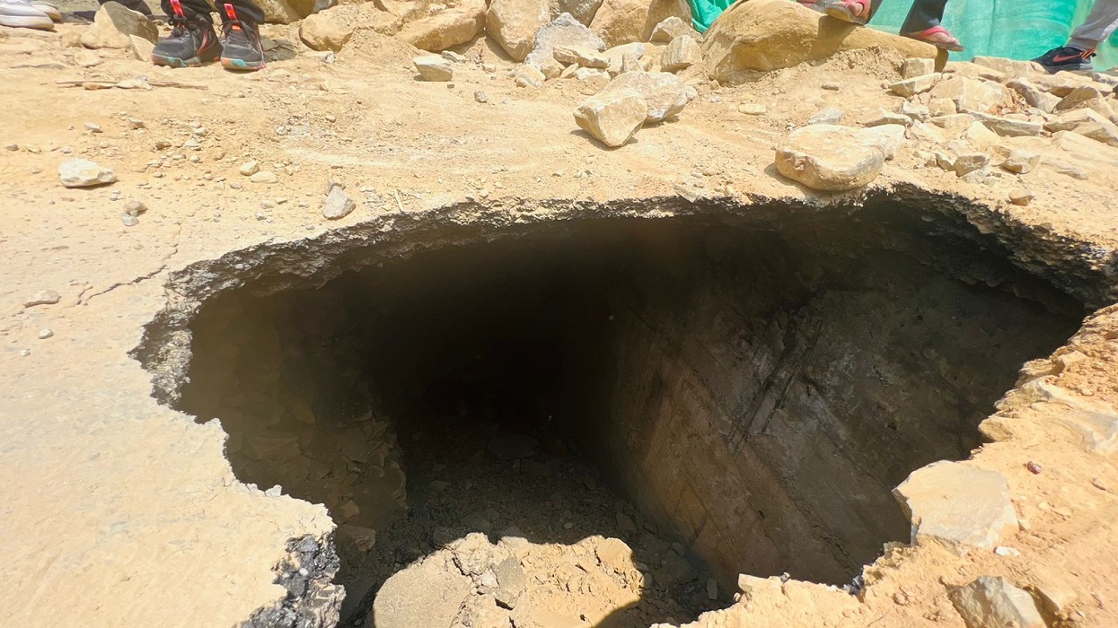 गणेशखोला पुलछेउमा फेरि खाल्डो, काठमाडौँ–मुग्लिन सडक अवरुद्ध