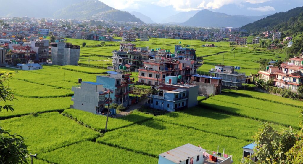 खेतीयोग्य जमिन मासेर अव्यवस्थित शहर किन ?