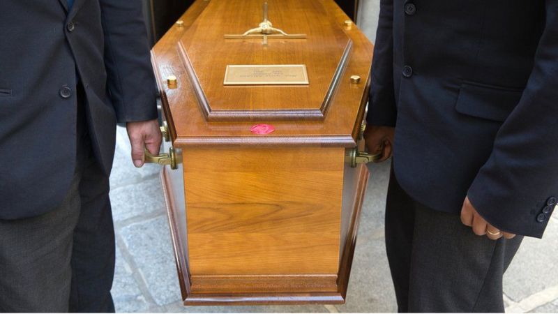 मृत घोषणा गरेकी महिलाले अन्तिम संस्कारमा सास फेरेपछि…