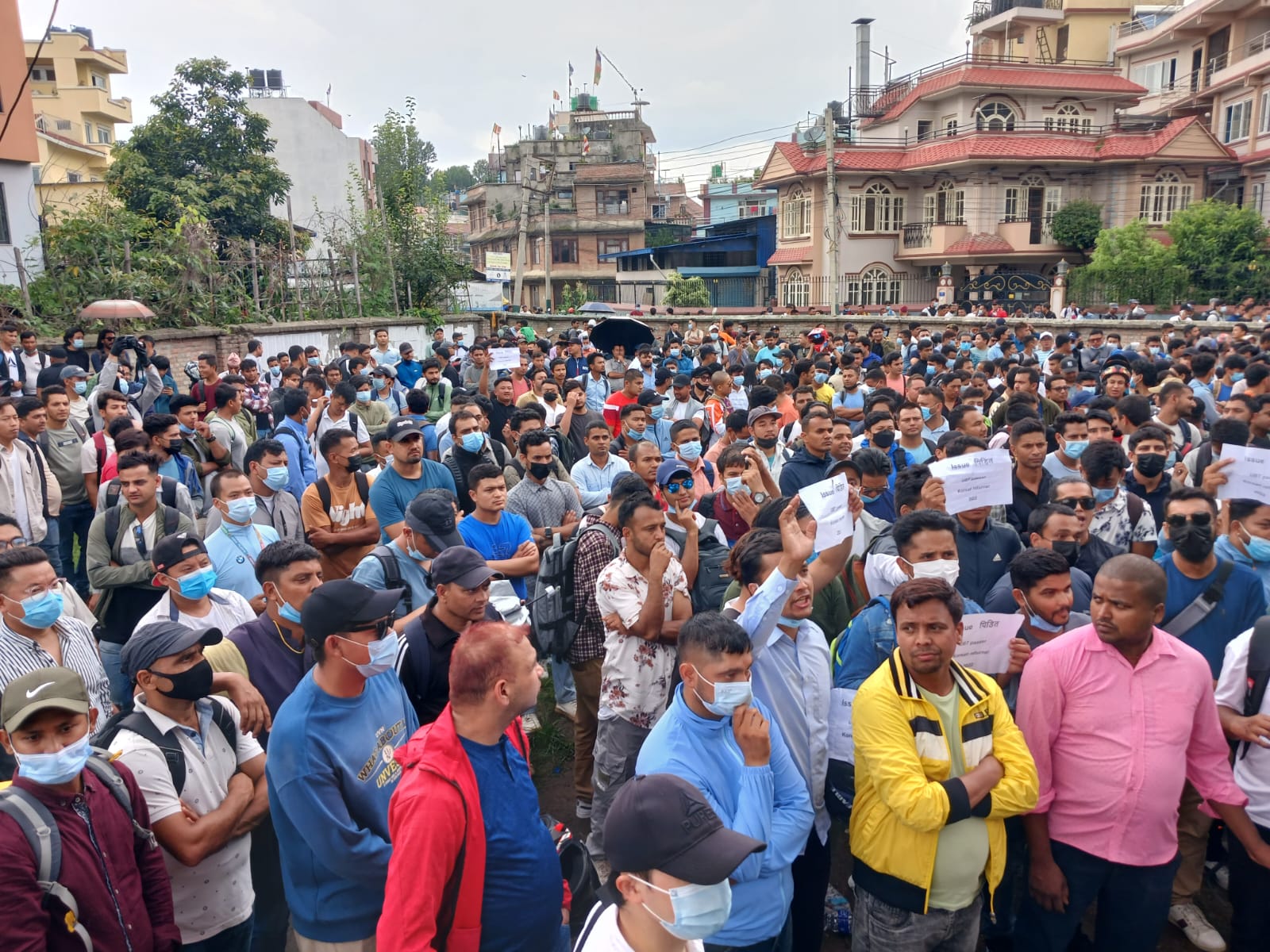 कोरिया जान नपाएका युवाले घेरे ईपीएस कोरिया शाखा (तस्बिरहरु)