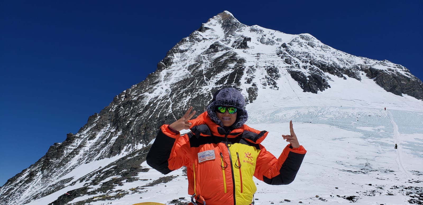 सगरमाथा चढ्ने विश्वकै पहिलो महिला एयरहोस्टेस ओम्निका भन्छिन्- ‘क्याम्प फोर सारै फोहोर’ (फोटोकथा)
