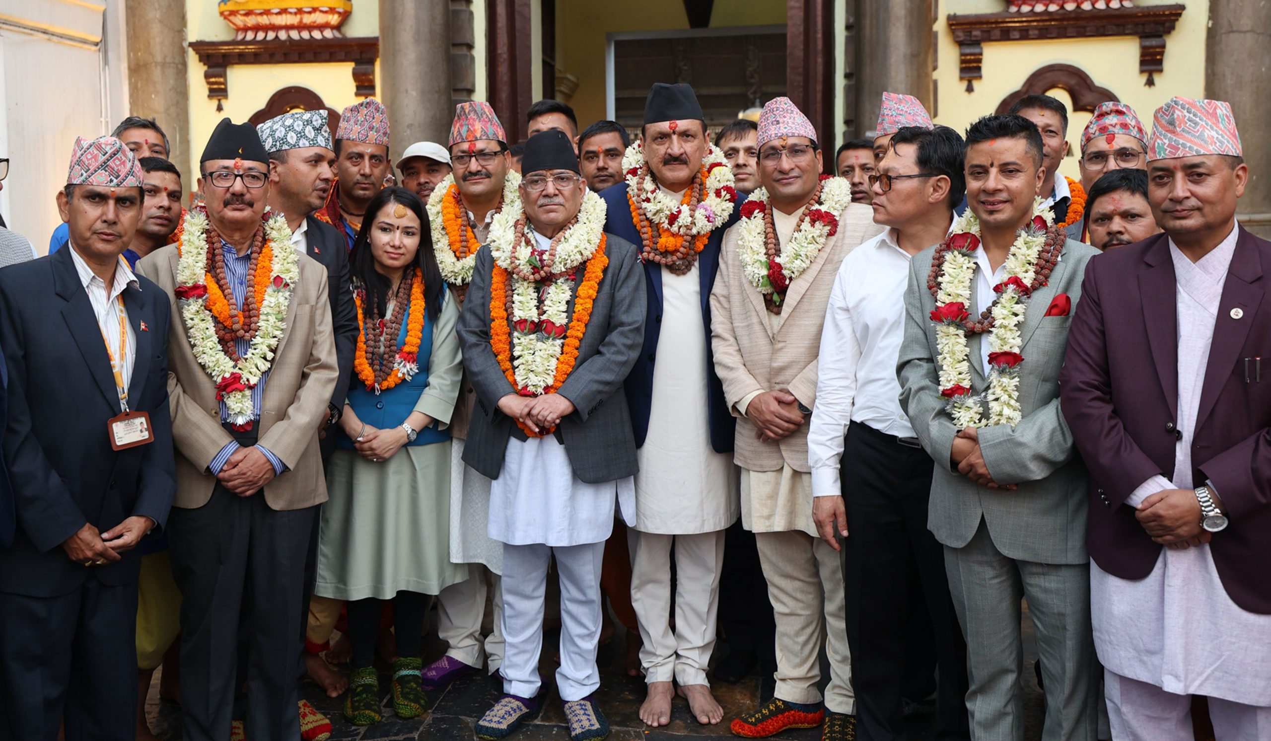 आफूसँग भारत गएका मन्त्रीलाई लिएर पशुपतिनाथ दर्शन गर्न गए प्रधानमन्त्री दाहाल