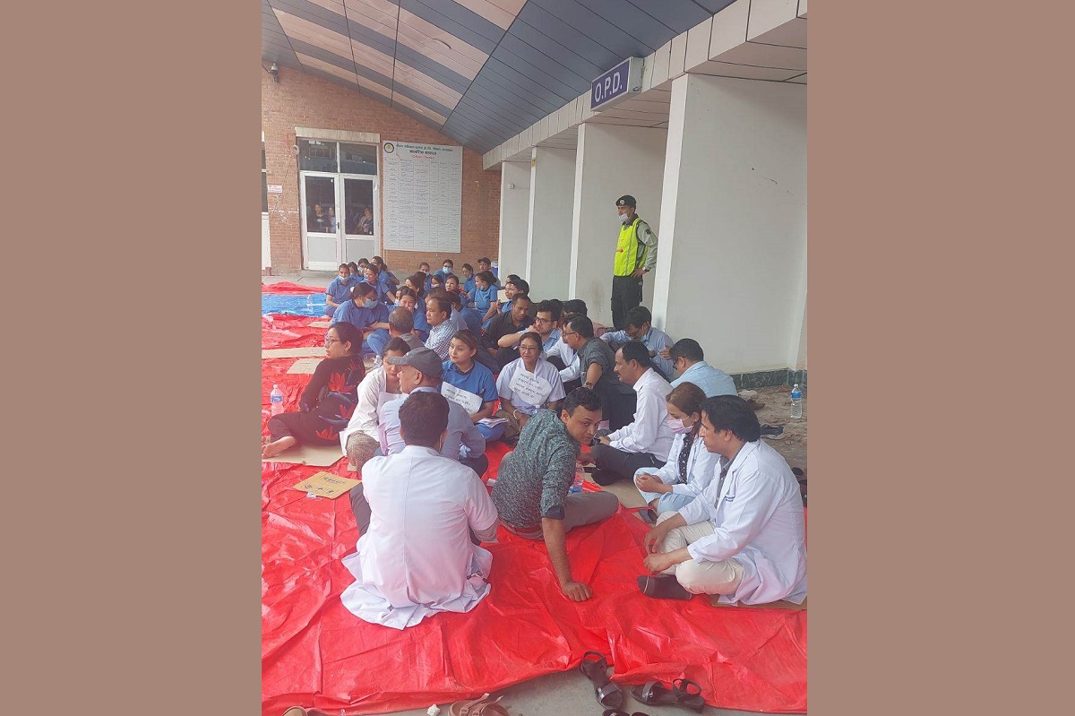 तोडफोडविरूद्ध नेपाल मेडिकल कलेजका चिकित्सकद्वारा बहिरंग सेवा बन्द