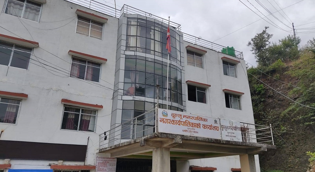 दुल्लु नगरपालिकाले शिक्षकलाई राजनीति वा शिक्षण पेशा रोज्न लगाउने
