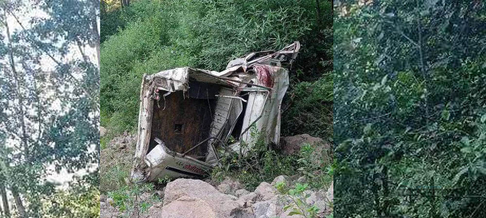 रास्कोटमा बोलेरो पल्टिँदा दम्पतीको मृत्यु, गाडी स्टार्ट गरेर जुत्ता लगाउन गएका थिए चालक