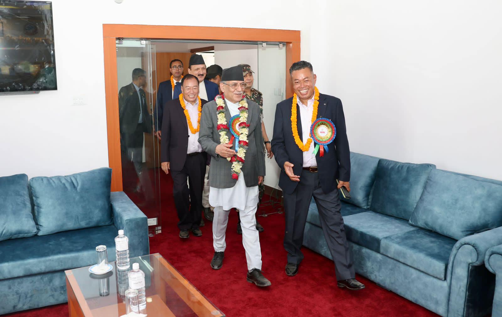 इतिहासमा पहिलोपटक देशको शीर ठाडो पारेर फर्किएको छु : प्रचण्ड