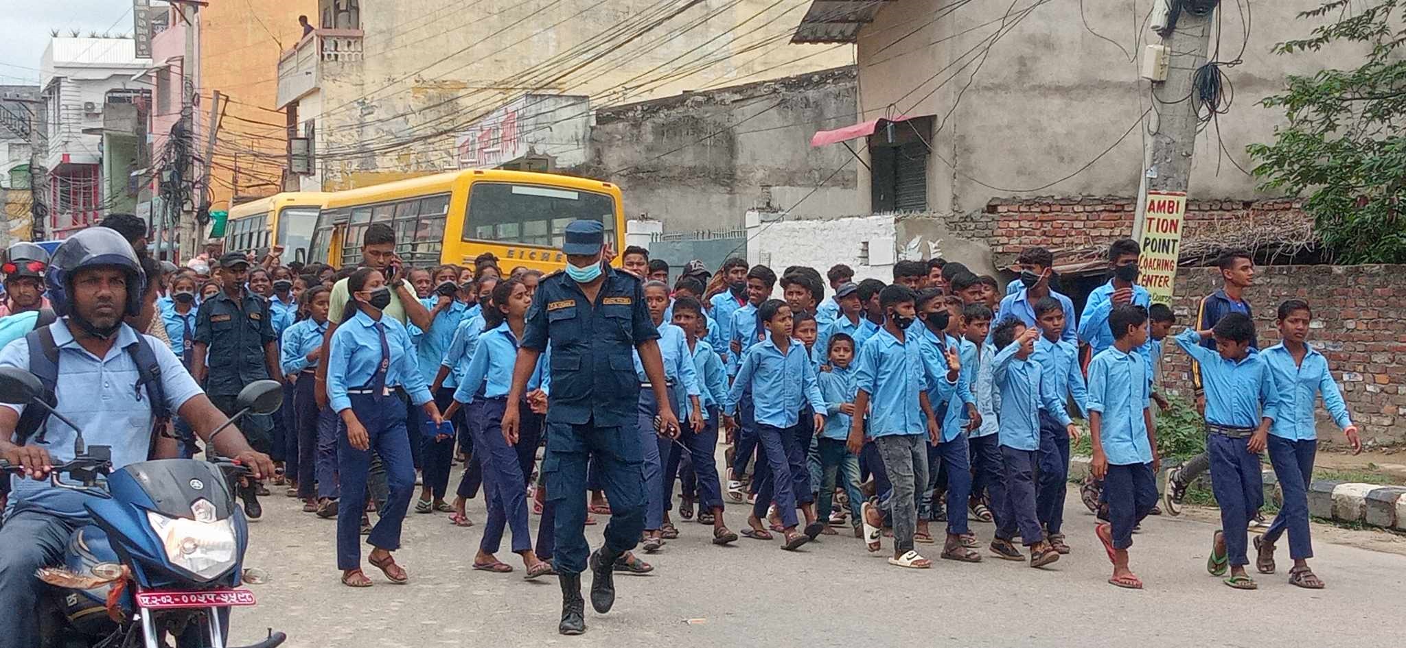 शिक्षक सरुवाको विरोधमा विद्यार्थीले गरे जनकपुरमा प्रदर्शन
