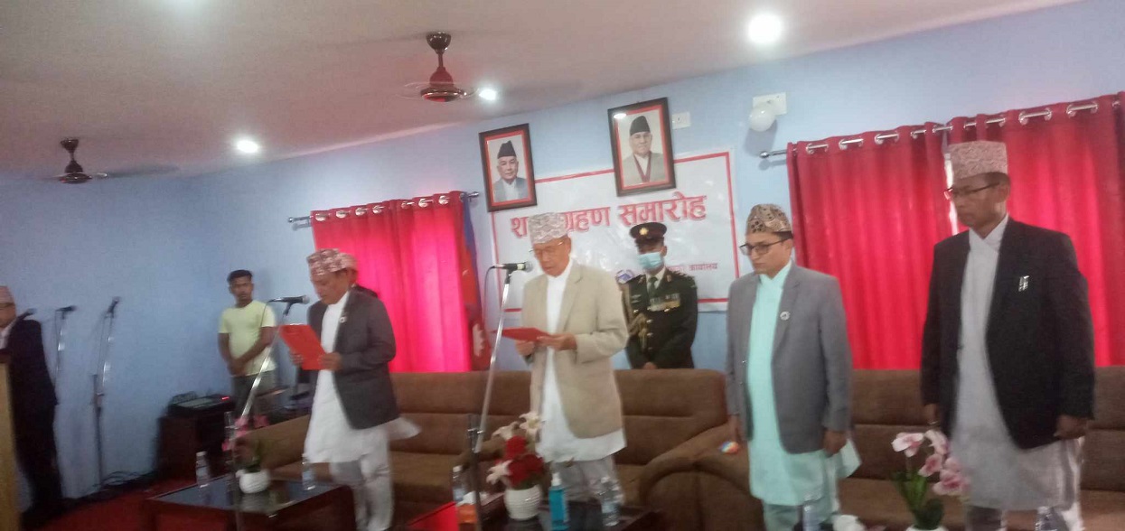 मुख्यमन्त्री थापाले लिए शपथ, माओवादीले पठाएन मन्त्री