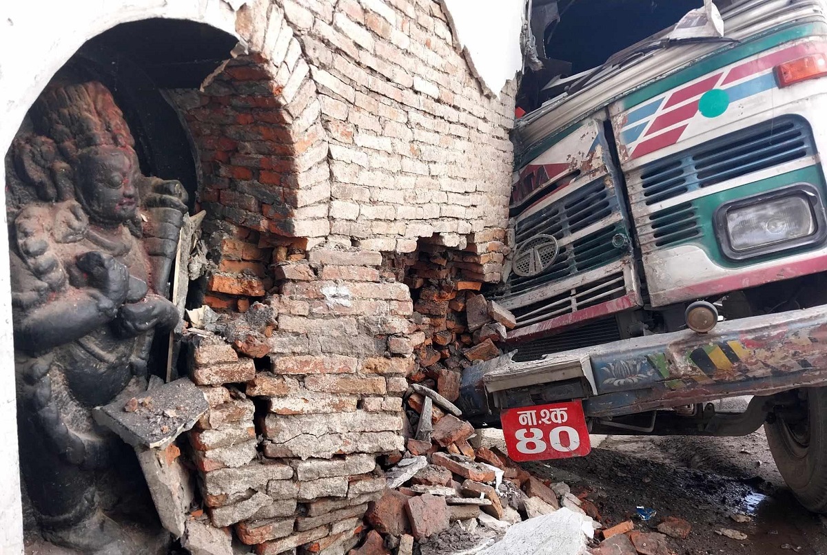 महांकाल मन्दिरमा ठोक्कियो ट्यांकर : चालक गम्भीर, मन्दिरमा क्षति