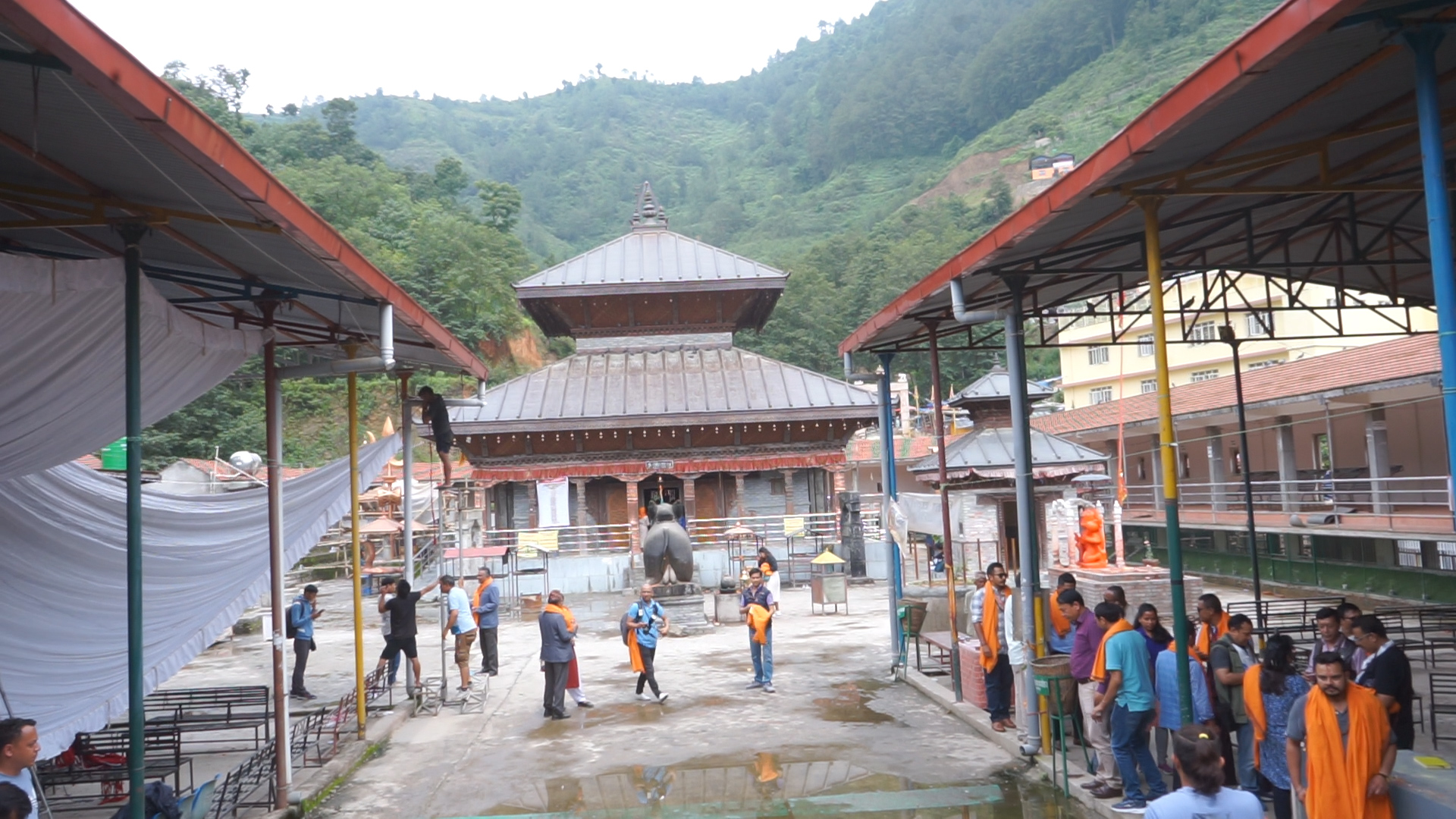 डोलेश्वरमा बढे धार्मिक पर्यटकः मन्दिरको आम्दानी पनि बढ्यो