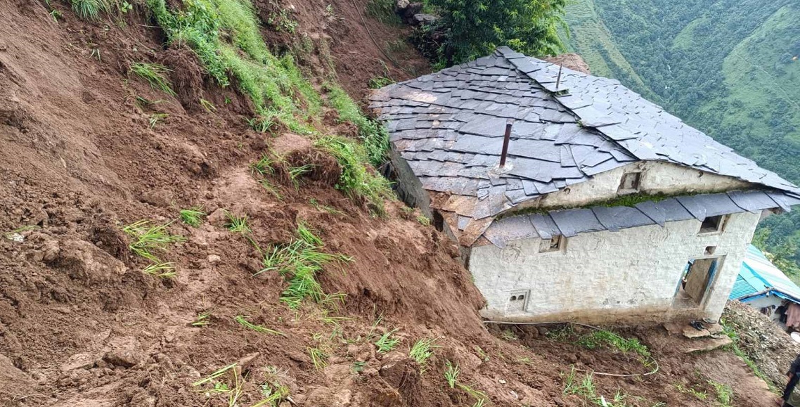 बाजुरामा बाढीपहिरोले १३ परिवार विस्थापित, दर्जनौँ घर जोखिममा