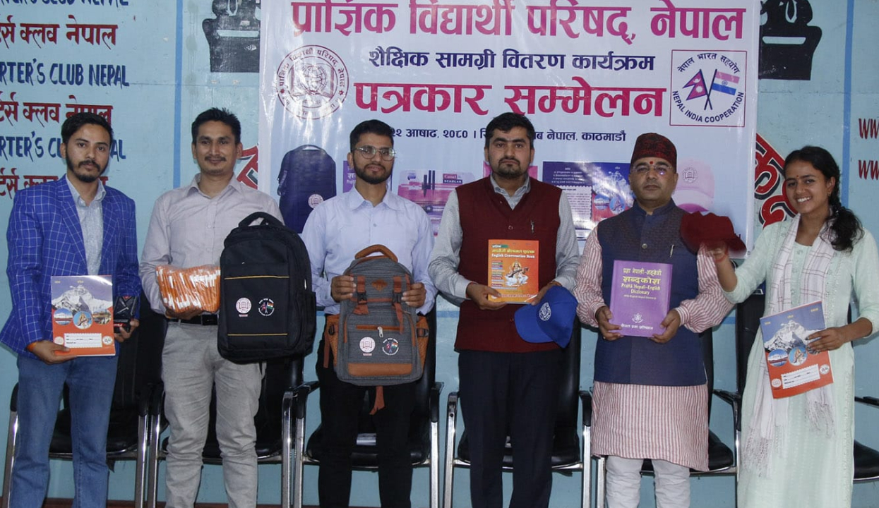 विद्यार्थी परिषद्ले २५ सय २५ विद्यार्थीलाई शैक्षिक सामग्री वितरण गर्दै