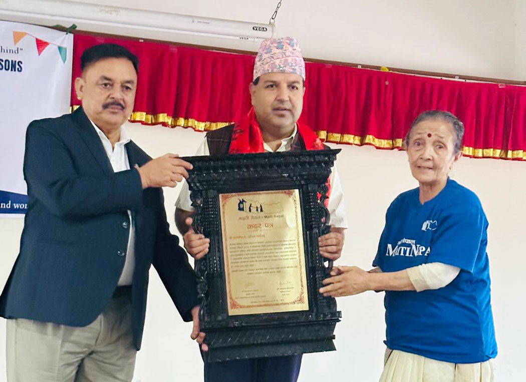 स्वास्थ्य क्षेत्रको विकासमा योगदान पुर्‍याएबापत सांसद शर्मा सम्मानित