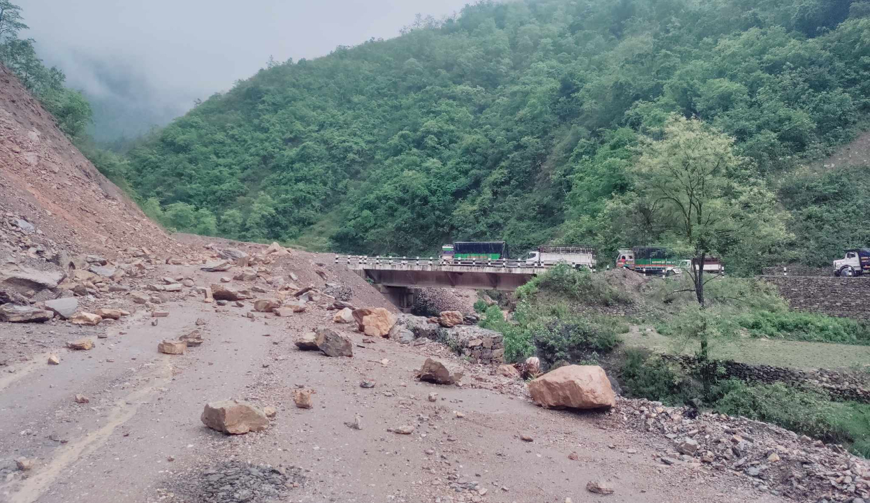 वर्षाले सिद्धार्थ राजमार्ग अवरुद्ध, यात्रु अलपत्र