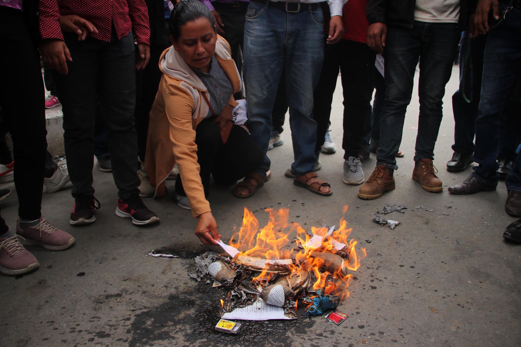 महिलाबारे आपत्तिजनक शब्द राखिएको भन्दै लोकसेवा तयारी पुस्तक जलाइयाे (तस्बिरहरू)