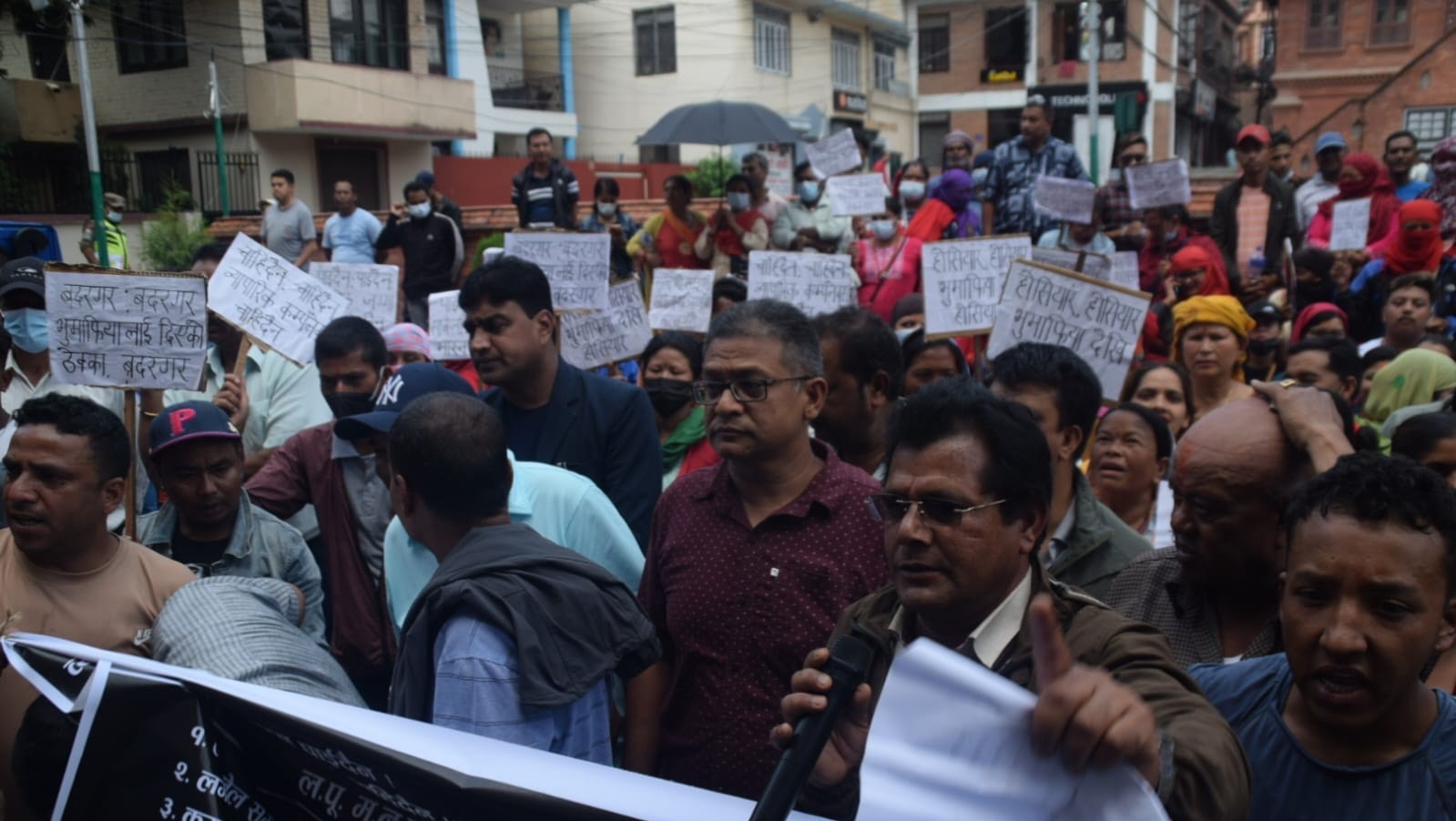 पुरातात्त्विक जग्गा भू-माफियालाई दिननहुने भन्दै ललितपुर महानगरअगाडि प्रदर्शन (तस्बिरहरू)