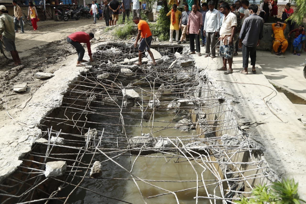 खोला मिच्न बनाएकाे ढलान पुल भत्काउँदै महानगरको टोली (तस्बिरहरू)