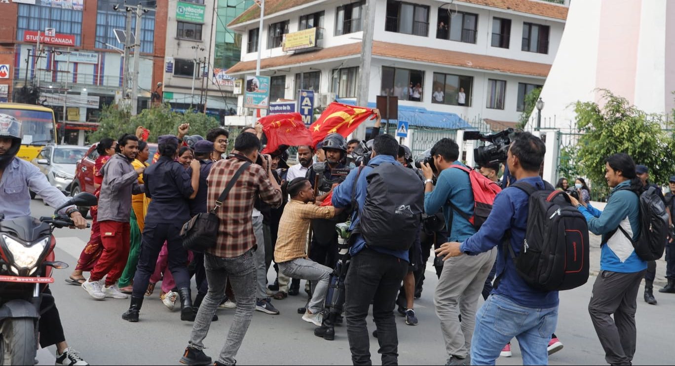 बानेश्वरमा प्रदर्शन गर्दा मिटर ब्याज पीडित पक्राउ (तस्बिरहरु)