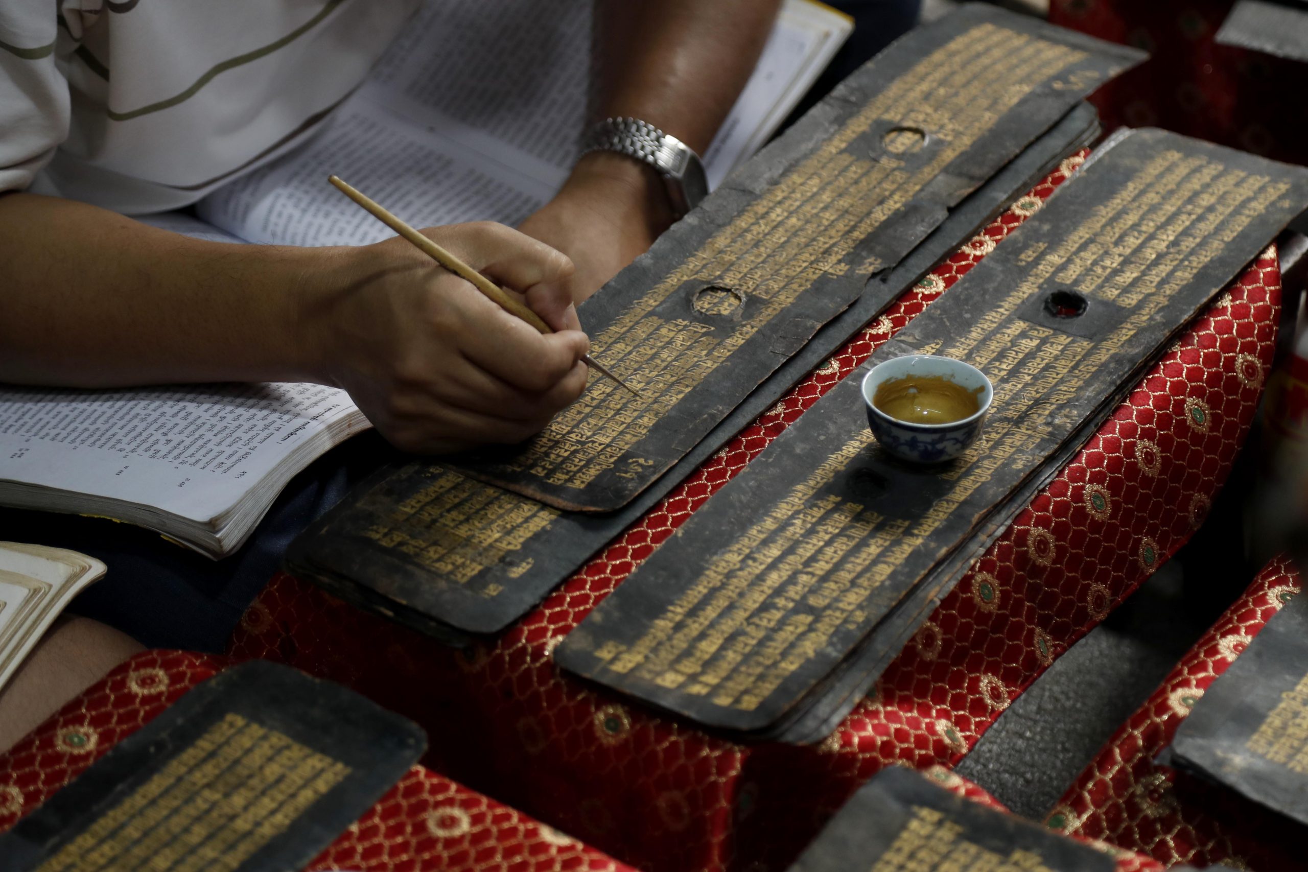 यसरी हुँदैछ सुनको धुलोमा प्राकृतिक गमको प्रयोग गरी ‘प्रज्ञापारमिता’को पुनर्लेखन (तस्बिरहरू)