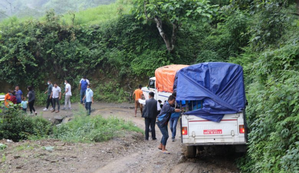 अब असोजसम्म गुड्दैनन् ग्रामीण सडकमा गाडी
