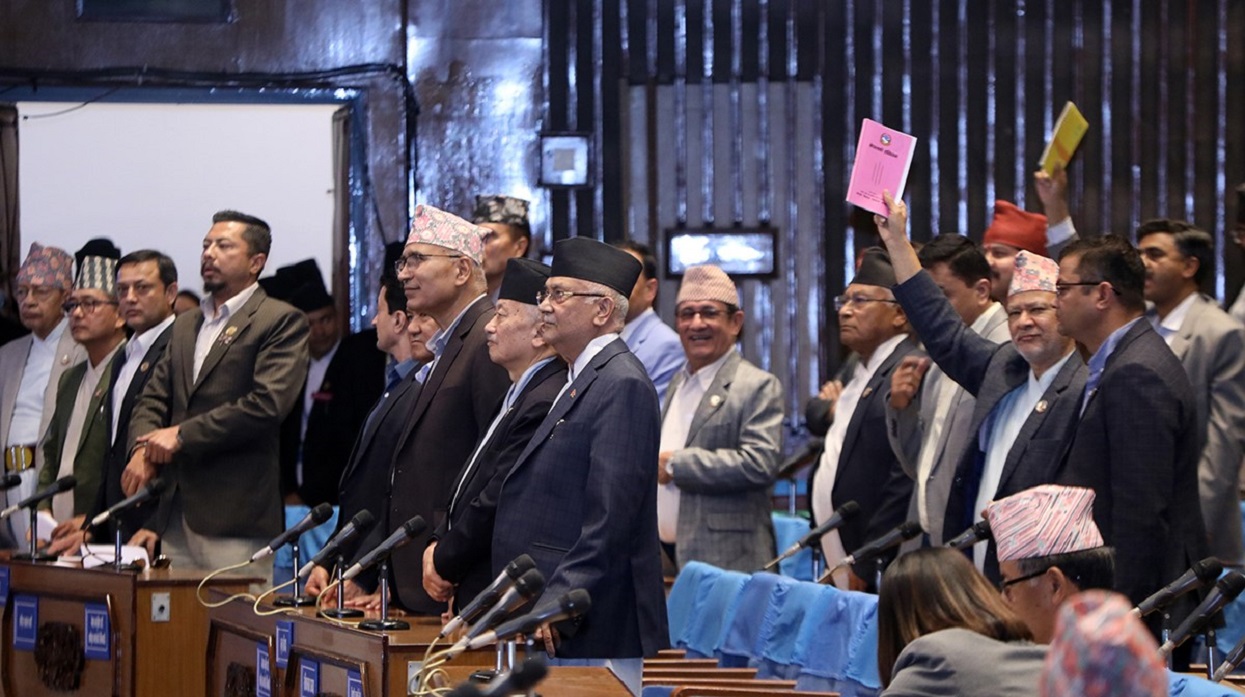 संसद्‌मा रवि र राजेन्द्र : एमालेतिर हेर्ने, इशारामा चल्ने