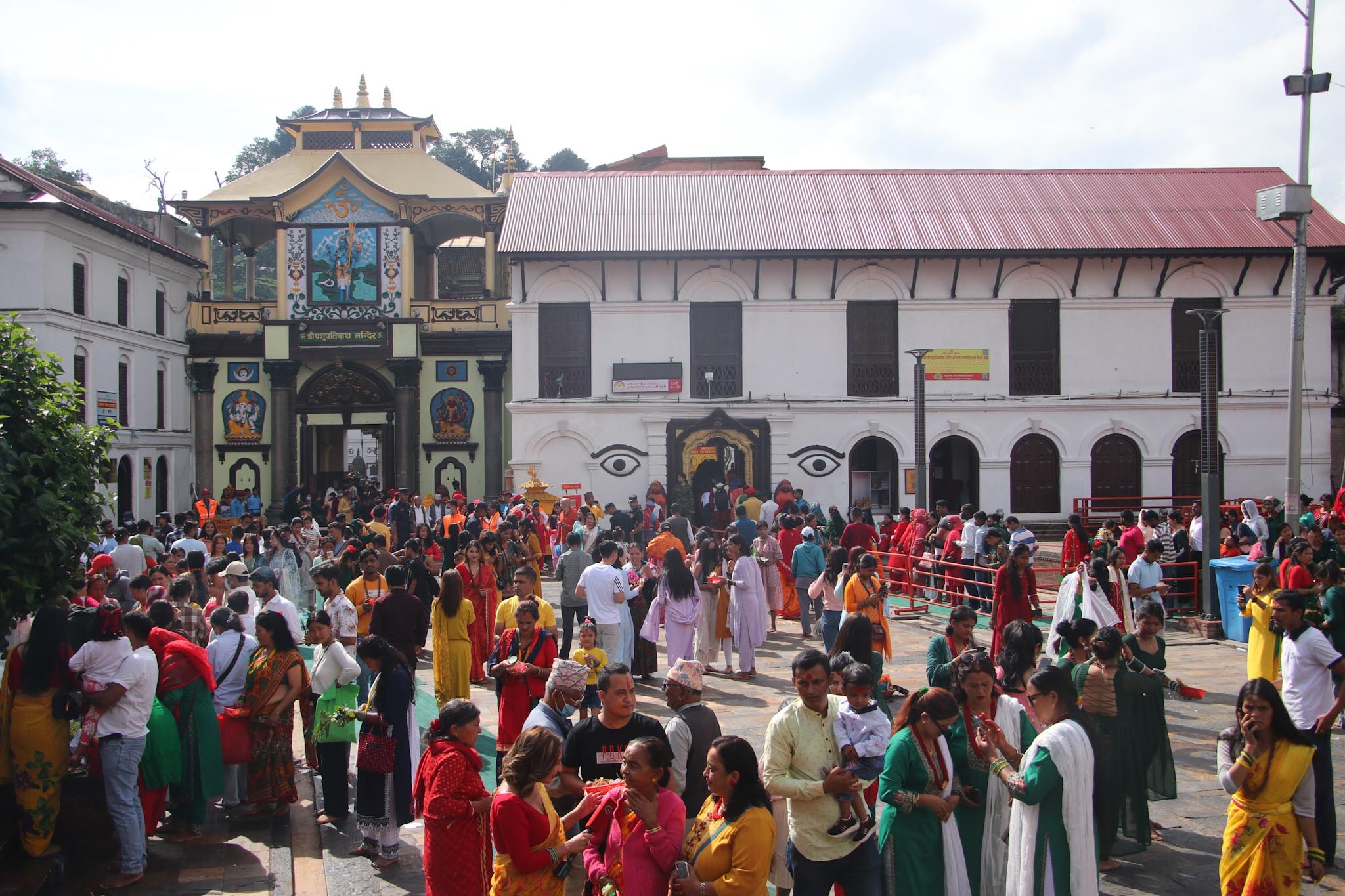 साउनको दोस्रो सोमबार : पशुपतिनाथलगायत देशभरका शिवालयमा भक्तजनको भीड