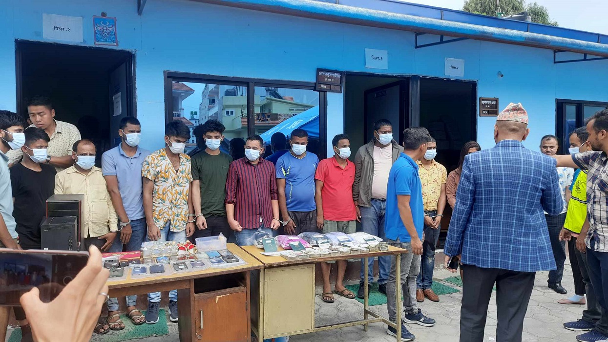 नेपाली श्रमिकमार्फत अवैध रुपमा कतारबाट सुन तस्करी गरेको आरोपमा १२ जना पक्राउ