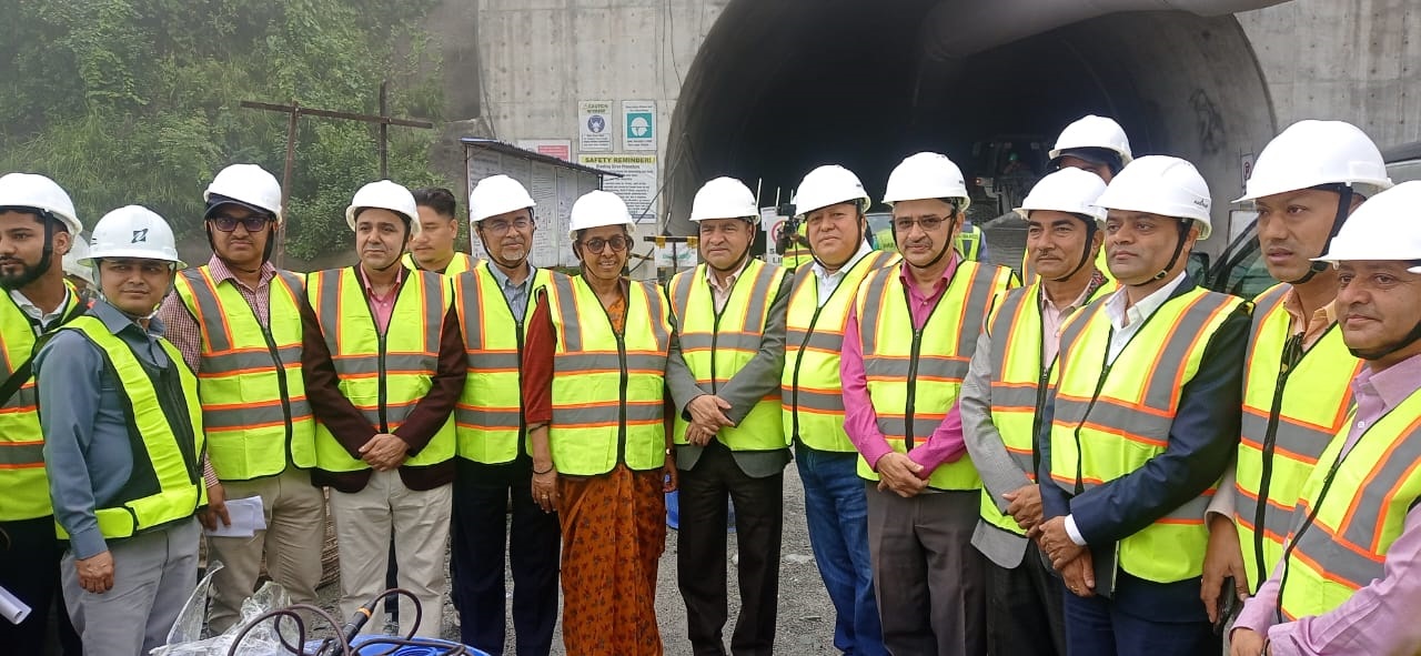 नागढुङ्गा-सिस्नेखोला सुरुङमार्ग : मुख्य टनेल करिब चार सय मिटर र रेस्क्यु टनेल करिब ३५ मिटर खन्न बाँकी