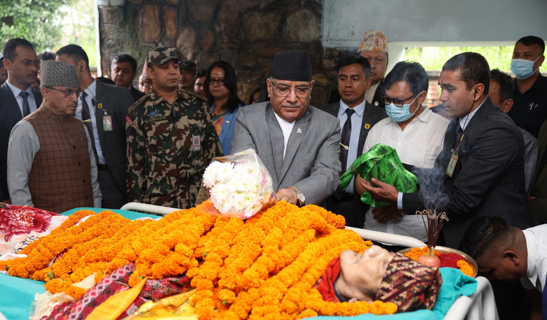 प्रधानमन्त्री र मन्त्रीहरूद्वारा श्रद्धाञ्जली अर्पण