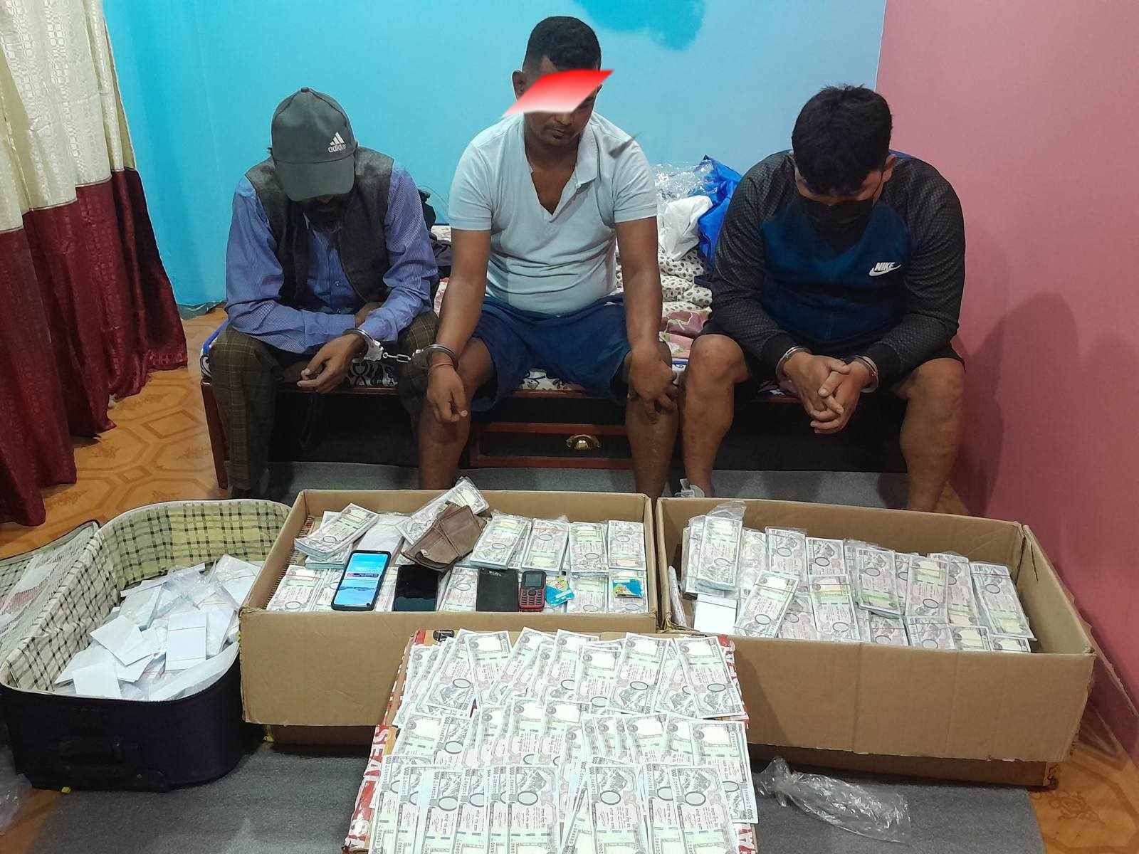 नक्कली नोट सहित ३ जना सशस्त्र प्रहरिको नियन्त्रणमा