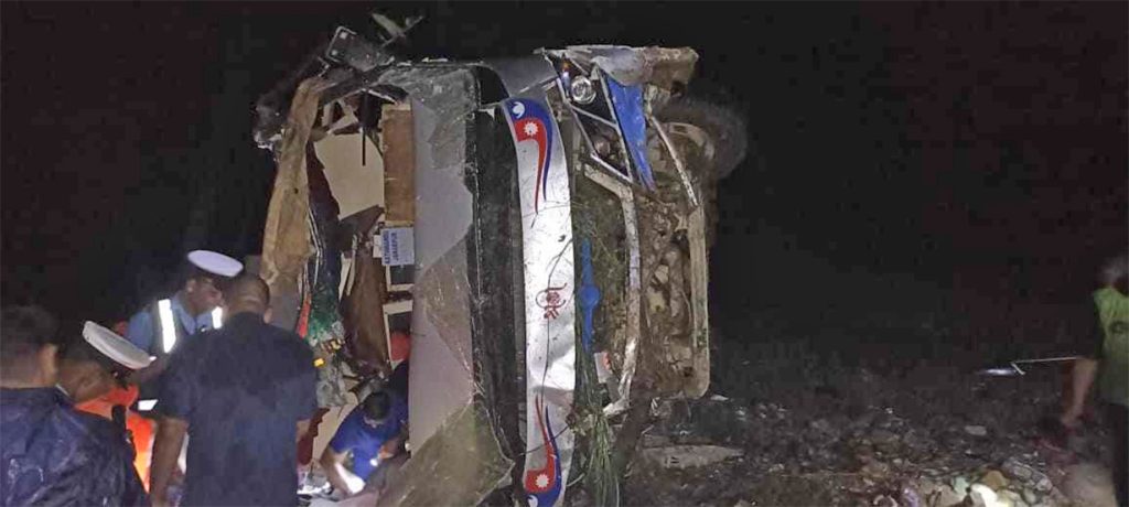 काठमाडौँबाट तीर्थयात्री बोकेर छुटेको बस दुर्घटना, ७ जनाको मृत्यु