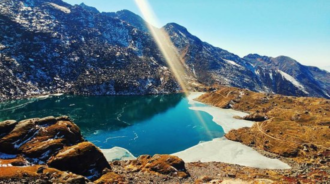 तीर्थयात्रीको उपचारका लागि चिकित्सकको समूह गोसाइँकुण्डमा