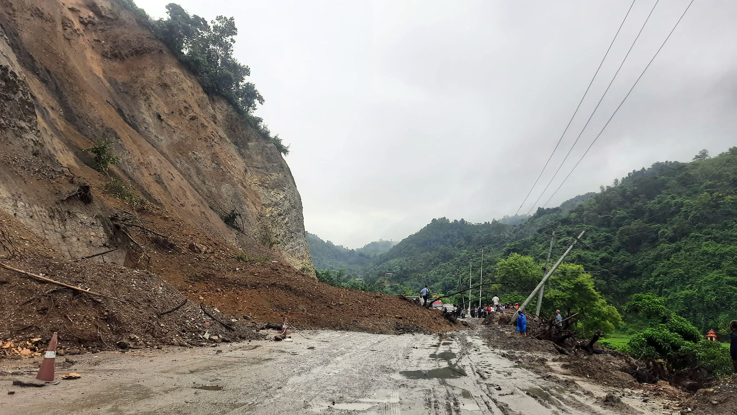पहिरोले अवरूद्ध पृथ्वी राजमार्ग सञ्चालनमा आयो