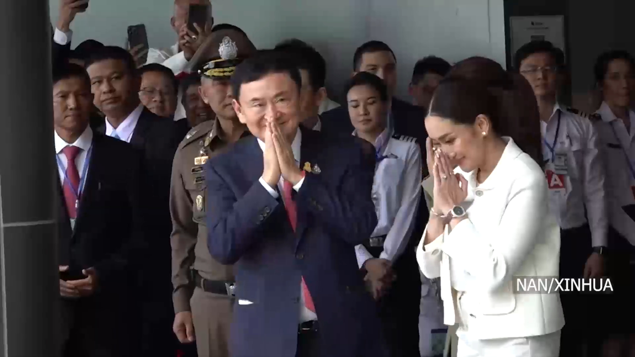थाइल्याण्डका पूर्वप्रधानमन्त्री थाक्सिन स्वदेश फर्किनासाथ जेल चलान
