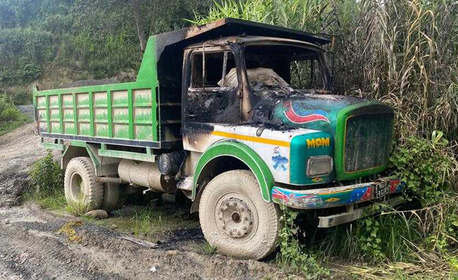 बीमा दाबी गर्न आफ्नै टिपरमा आगजनि, तीन जना पक्राउ
