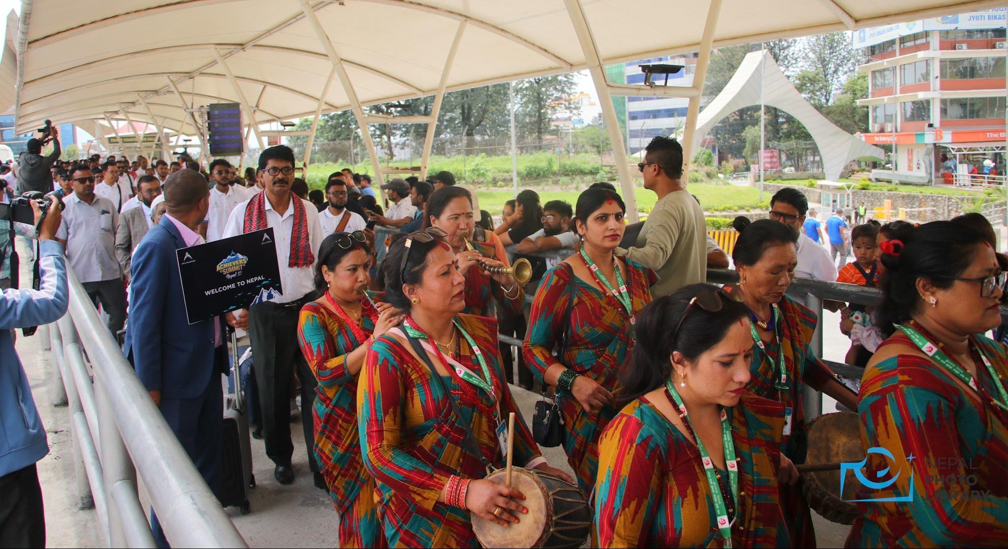 करिब ७ सय बंगलादेशी पर्यटकलाई पञ्चे बाजा बजाएर स्वागत (तस्बिरहरु)